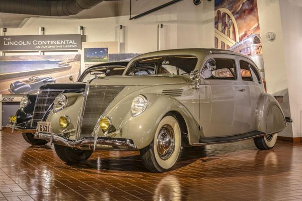 1936 Lincoln-Zephyr sedan