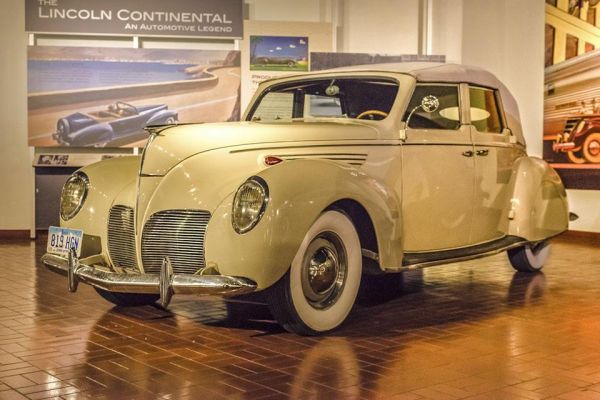 1938 Lincoln-Zephyr convertible sedan