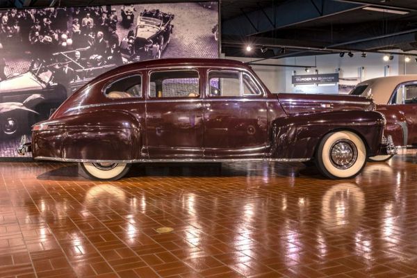 1942 Lincoln-Zephyr sedan